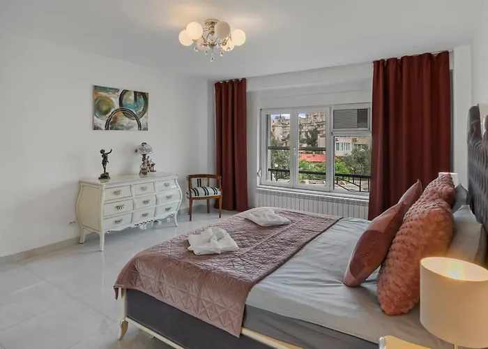 Silk Next To Old Town * Bucureşti