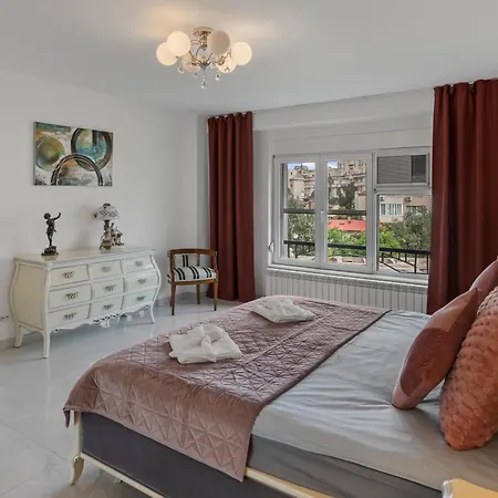 Silk Next To Old Town * Бухарест