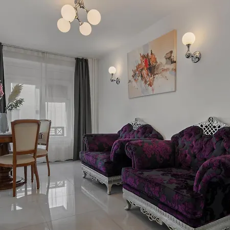 Апартаменты Silk Next To Old Town *